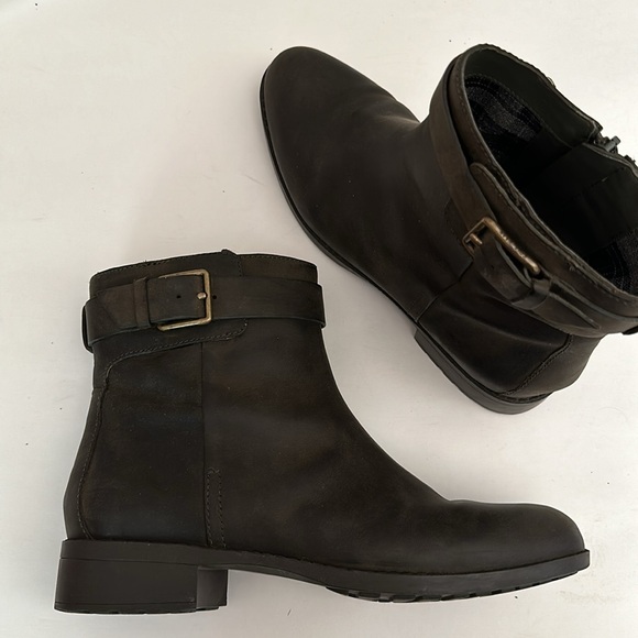 Cole Haan Hastings waterproof side zipper lug sole leather ankle boots - Picture 12 of 12